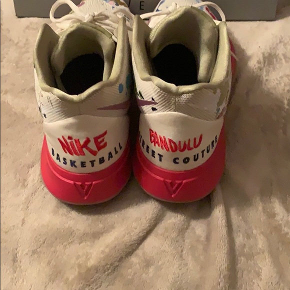 Nike Kyrie 5 / Bandulu Street Couture Collab - Picture 2 of 5
